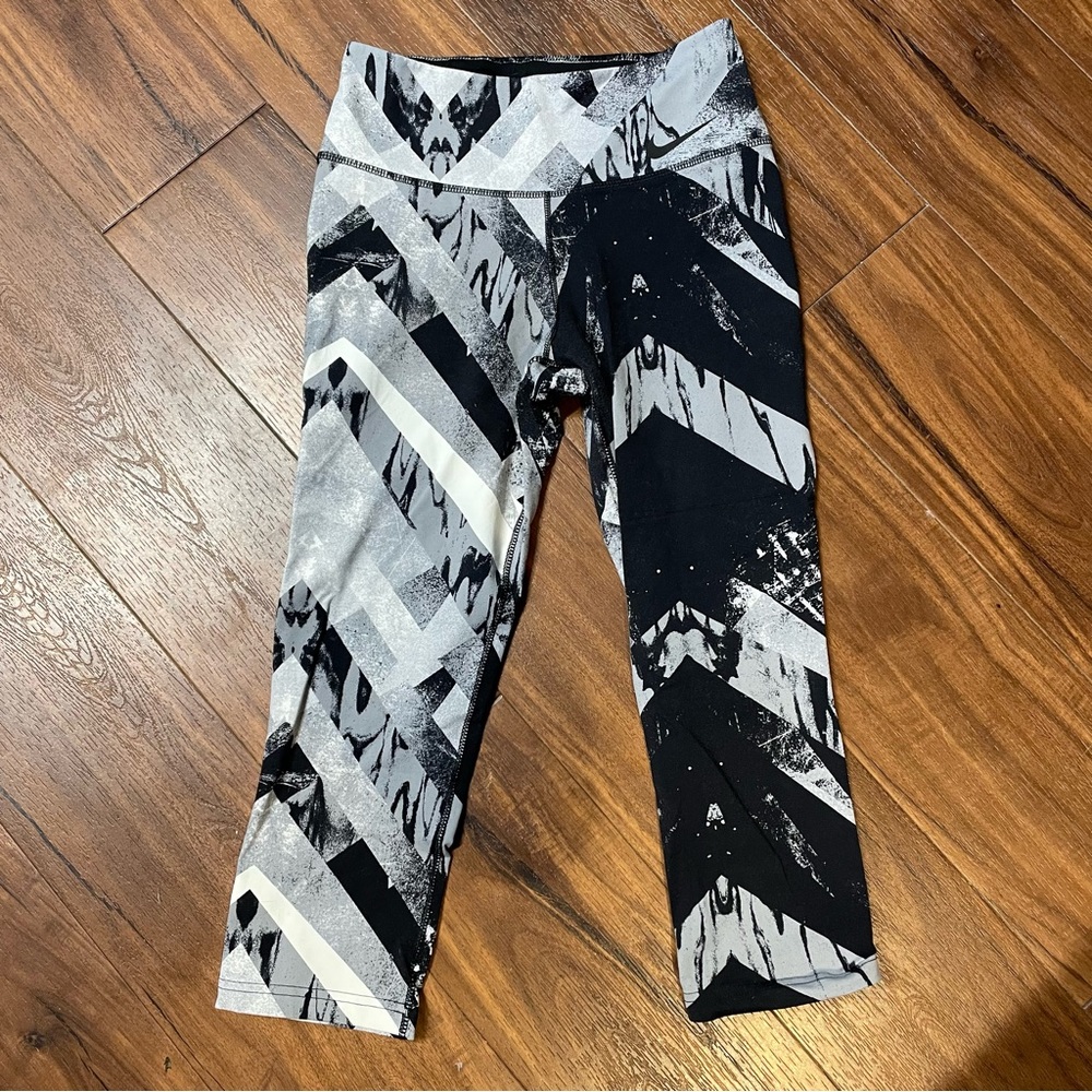 Nike XS Dri-Fit Leggings. Black/gray/white cool pattern.